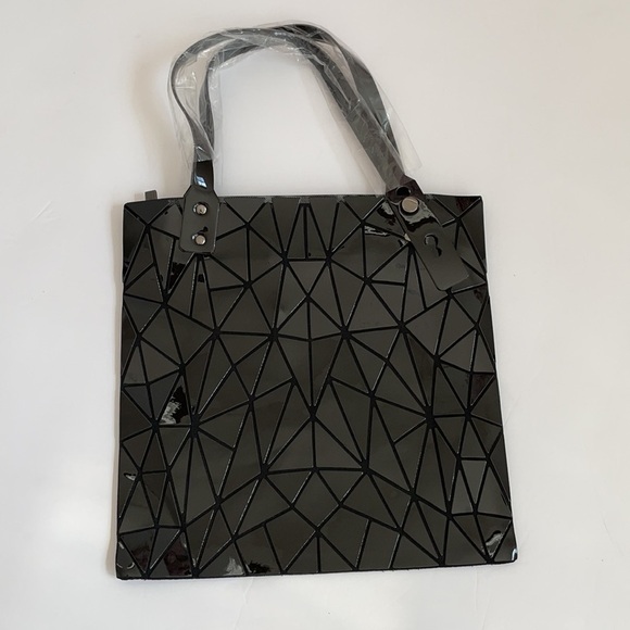 Black Geometric zipper top Tote bag - Picture 2 of 3